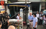 Thủ tướng Úc thưởng thức bánh mì vỉa hè Đà thành